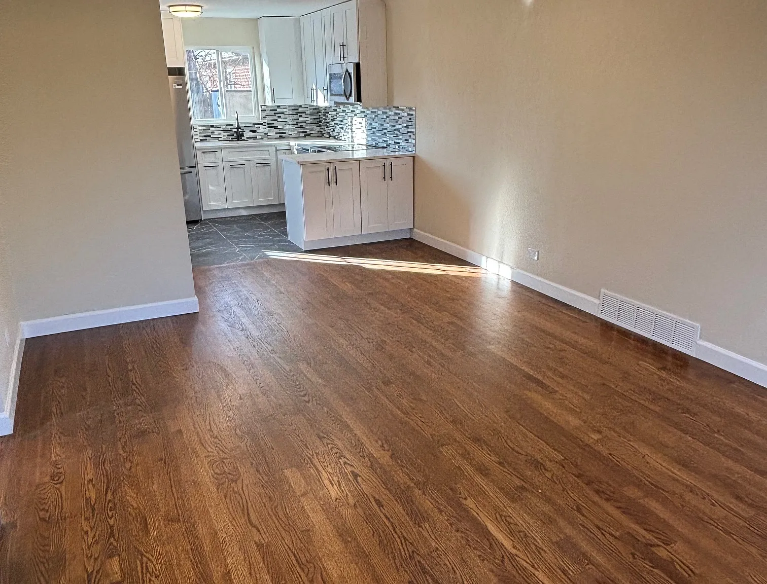 2 bed, 950 sqft, $2,300 — Photo 4