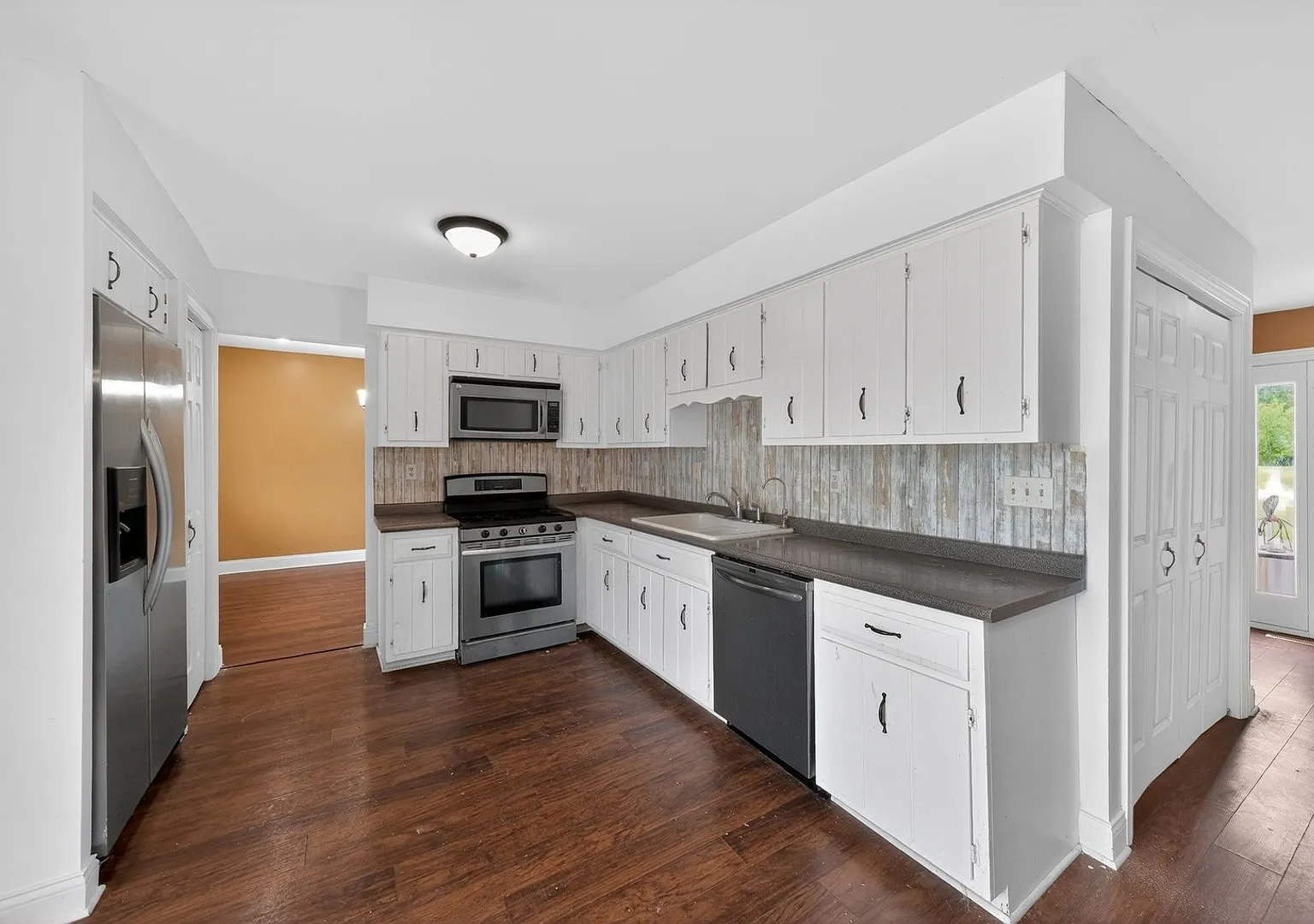 Stunning 4BR House in Crown Point — Photo 2