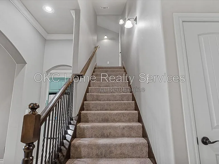 625 NE 23rd St — Photo 9