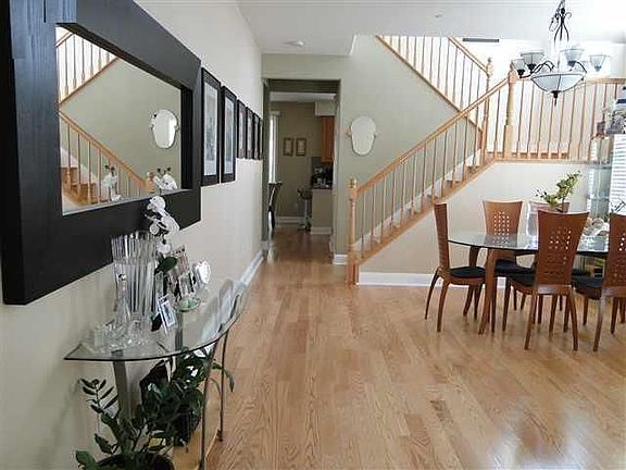 3rd image of 127 Jasmine Ct