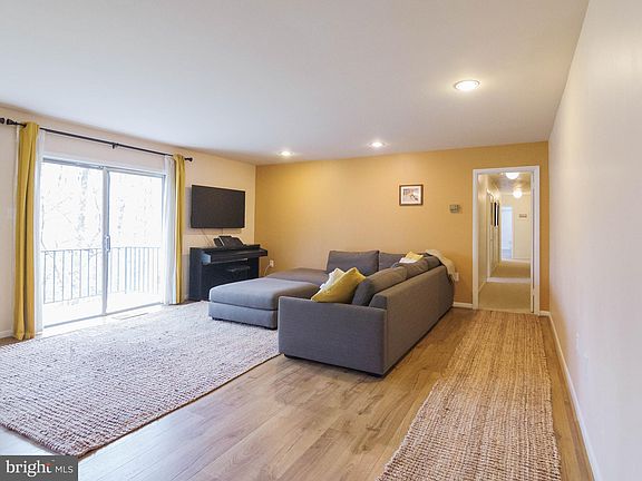 4th image of 10643 Weymouth St APT 203