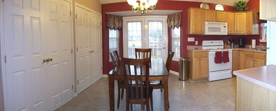 Beautiful eat-in kitchen