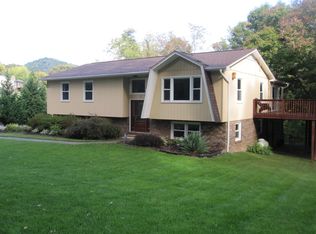 2 Oak Ln, Candler, NC 28715