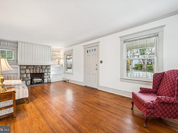 4th image of 303 Highland Ave