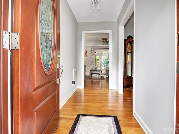 2nd image of 902 Creekbriar Ave