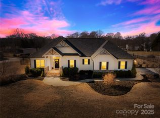 2913 Twin Oaks St, Claremont, NC 28610