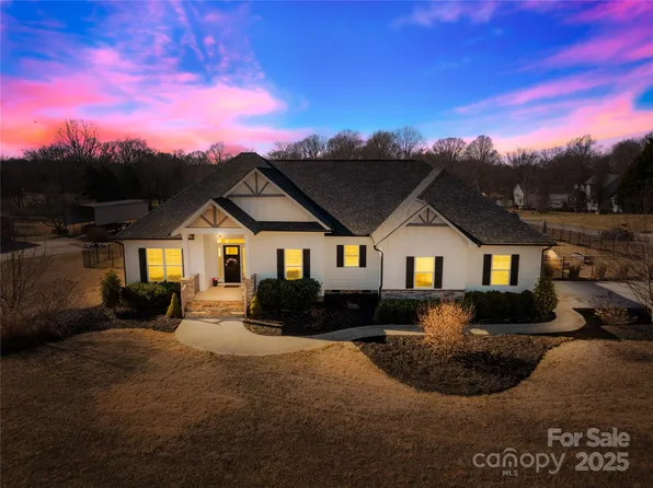 2913 Twin Oaks St, Claremont, NC 28610