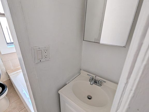 4th image of 1661 Saint Johns Pl APT 4B