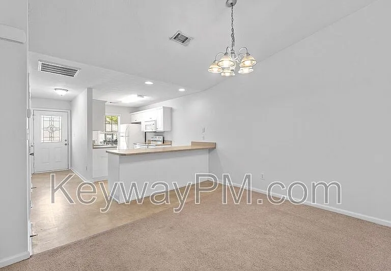 130 Bennington Ln — Photo 3