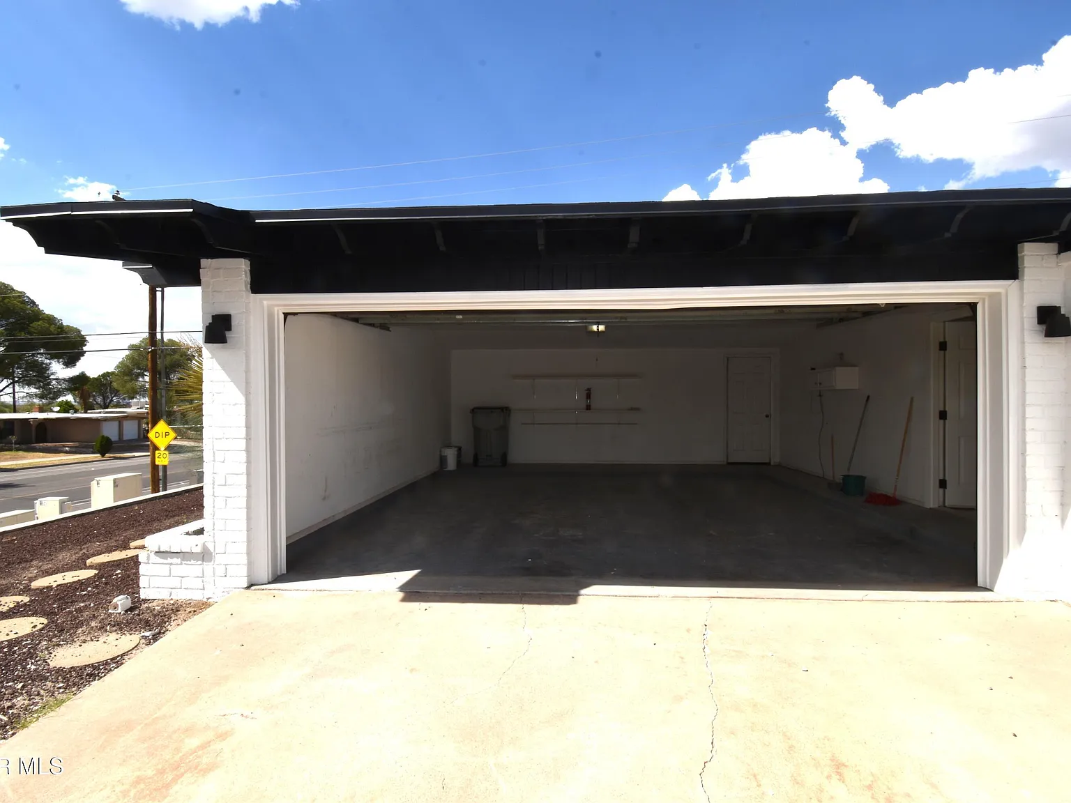 3 bed, 2.0 bath, 1449 sqft, $2,000 — Photo 4