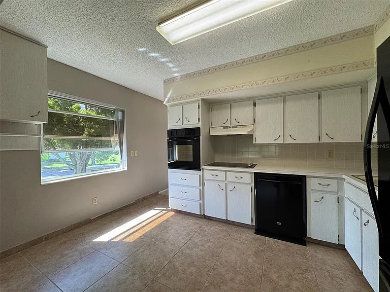 2402 Ecuadorian Way #40 — Photo 5