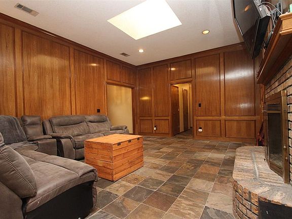 5th image of 320 Rolling Oak Dr