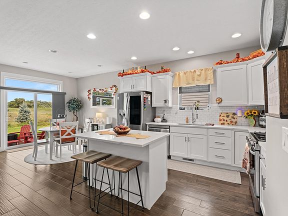 3rd image of 653 Prairie Blvd