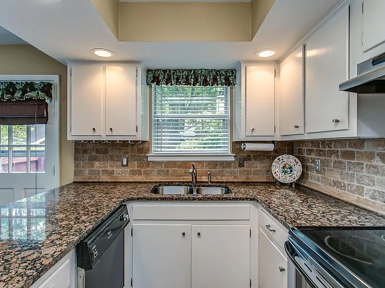 1001 Clifton Ln — Photo 3