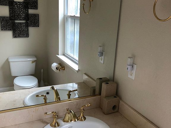 Downstairs 1/2 bathroom