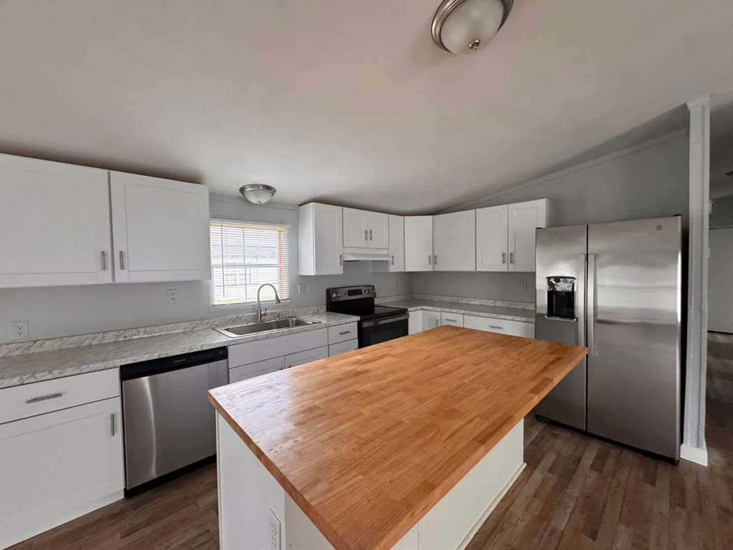 Spacious 4-Bedroom Home in Baytown, TX! — Photo 3