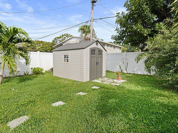 5th image of 9 Robalo Ct