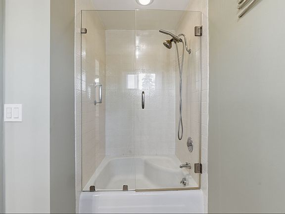 4th image of 111 Wellesley Cres APT 2N