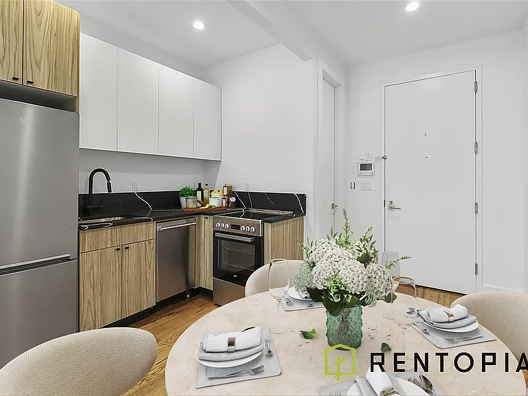 61 Montrose Ave #207N — Photo 3