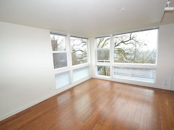 5th image of 224 23rd Ave E Unit 401