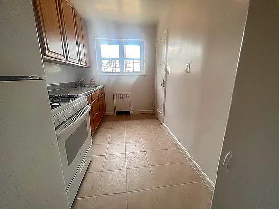 4th image of 10-10 Hartman Ln #2