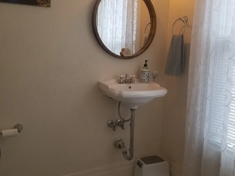 601 E Columbia St — Photo 3