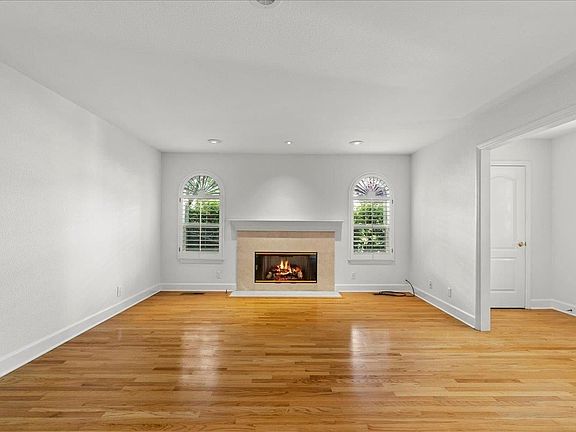 4th image of 3188 Stockton Pl
