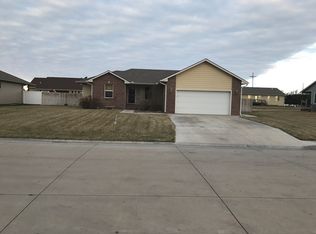 4 Savannah Dr, Hutchinson, KS 67505
