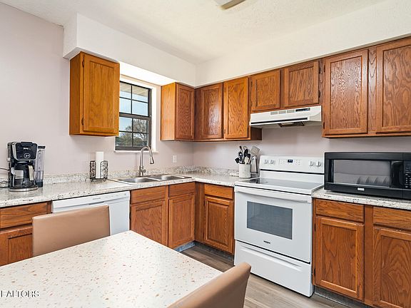 4th image of 720 Winston Dr