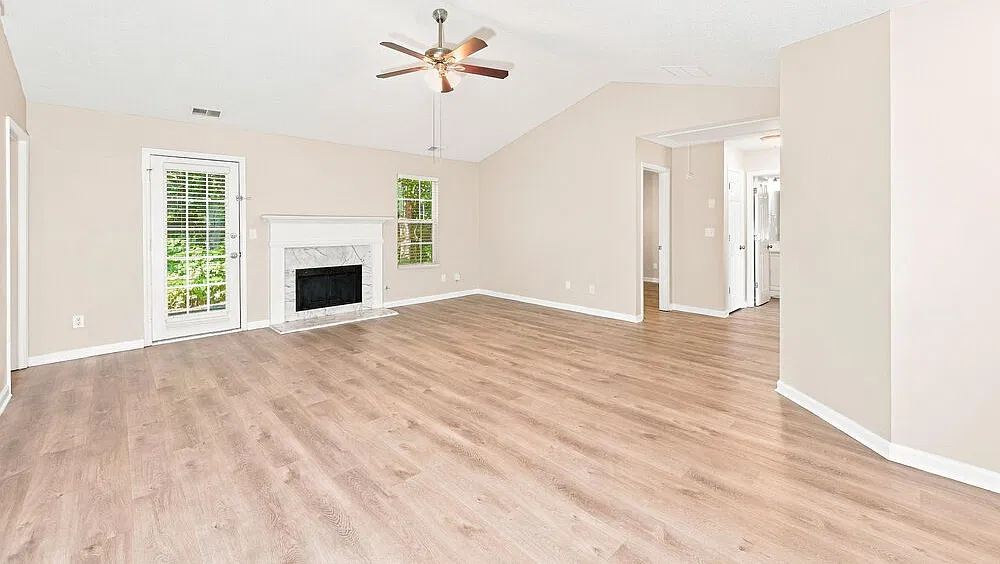 3 bed, 2.0 bath, 1340 sqft, $2,015 — Photo 4