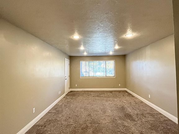 5th image of 1560 E Stratford Ave #3