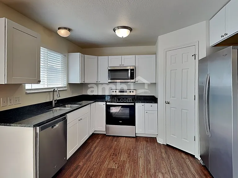 4384 N Maple Dr — Photo 3