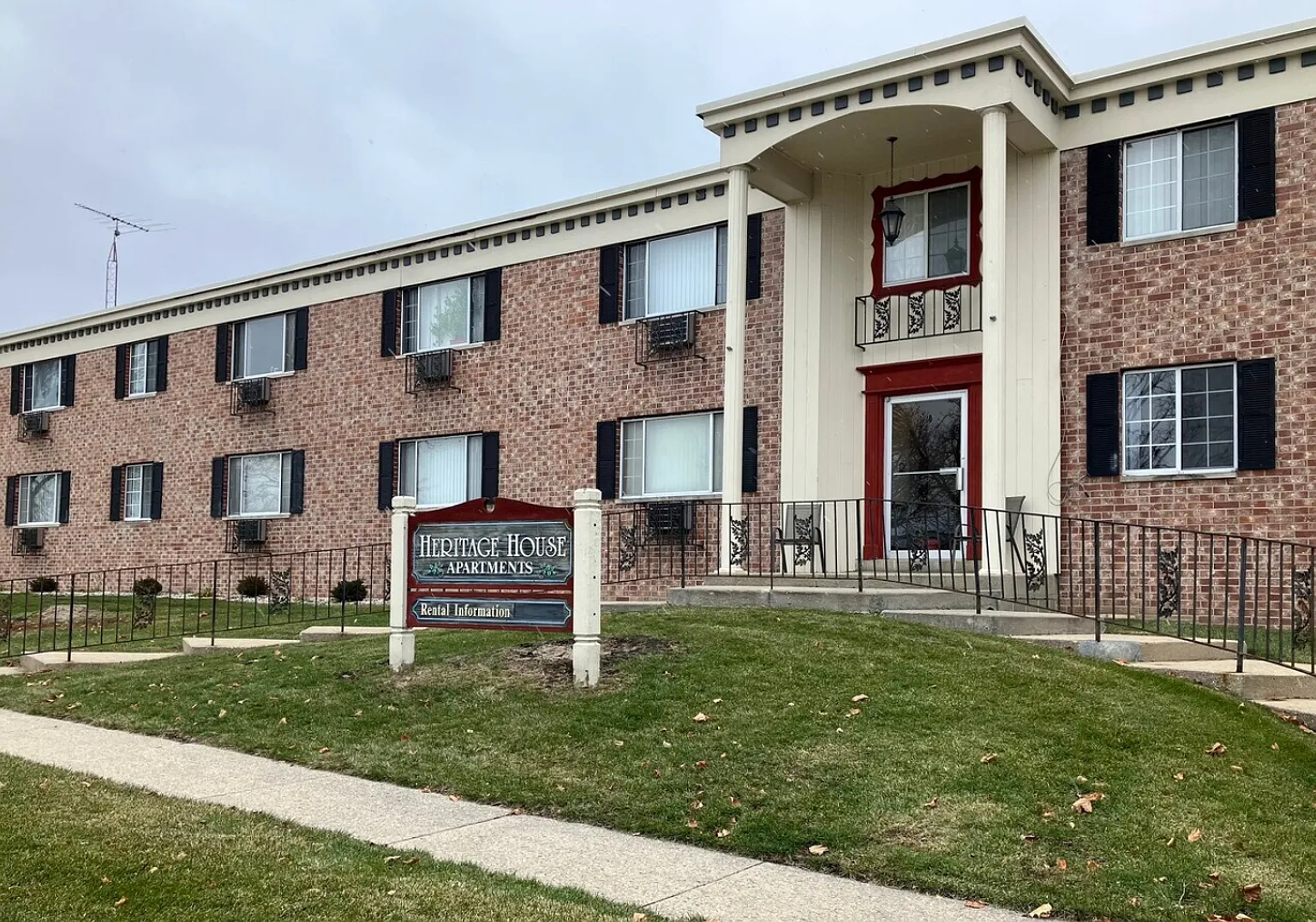 Heritage House Apartments — Photo 1