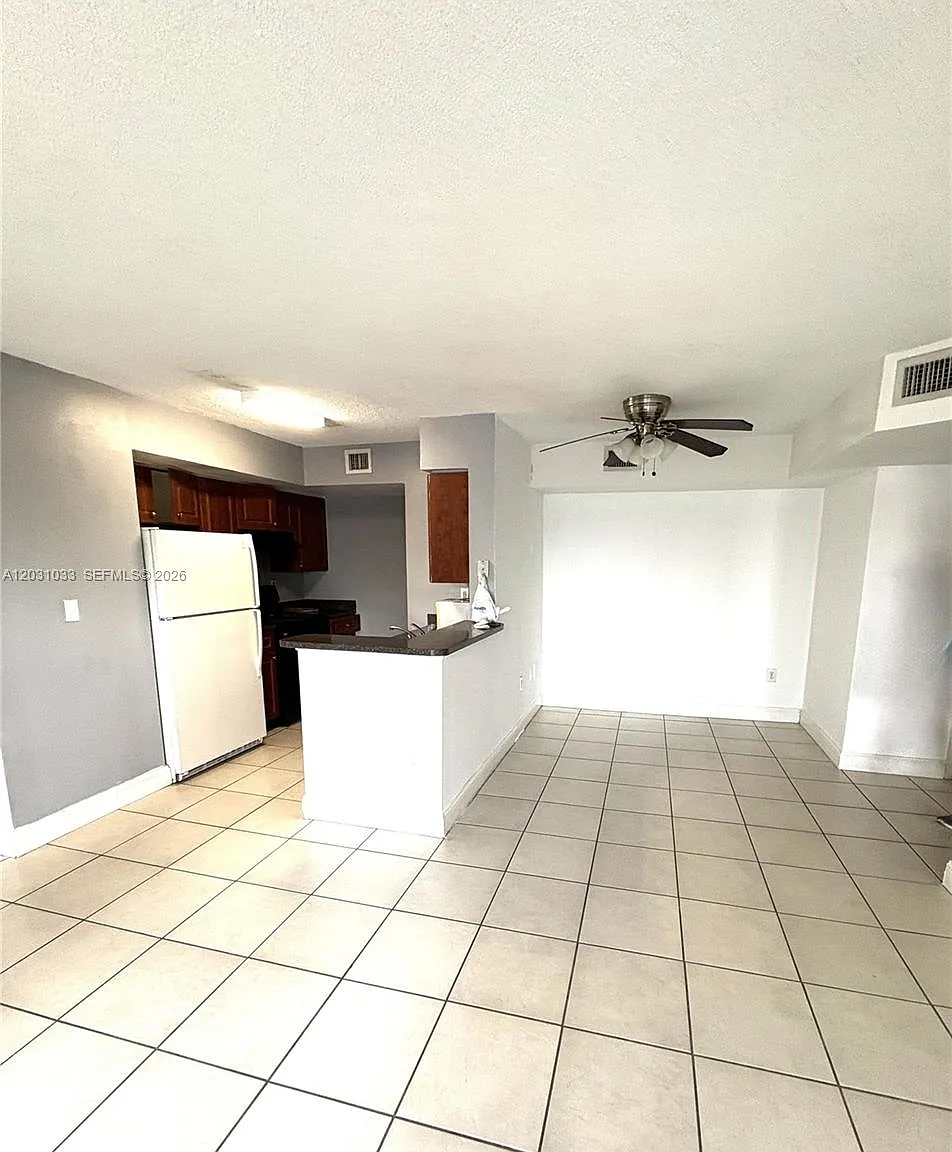 Kendall Lake Towers Condo — Photo 4
