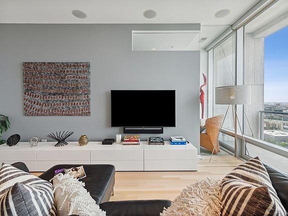 5th image of 500 W Superior St Unit 2201