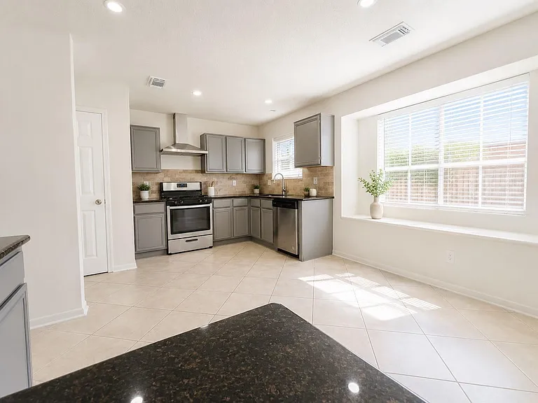 9423 Rippling Fields Dr — Photo 5