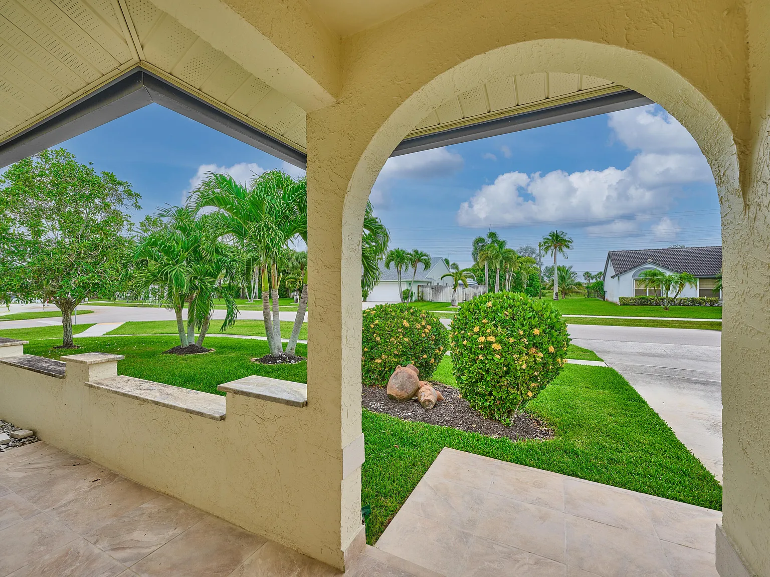 4 bed, 2.0 bath, 1737 sqft, $8,000 — Photo 4