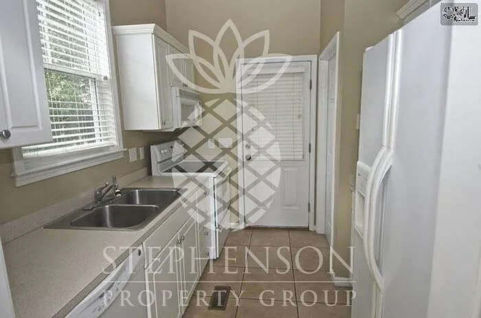 1 Graymont Cir — Photo 5