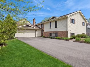 203 Foxfire Dr, Lake Zurich, IL 60047