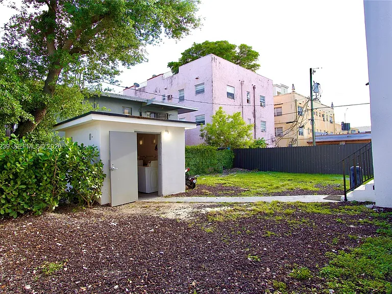 1142 SW 4th St #15 — Photo 18