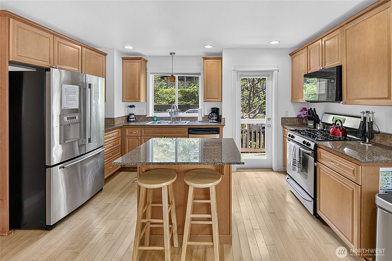 4th image of 226 B 26th Avenue E