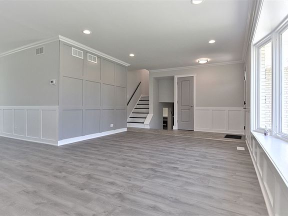 5th image of 821 E 151st St