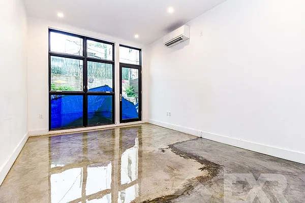 Rented by EXR | media 22