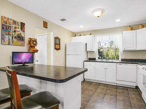 3rd image of 36 Saint Andrews Cir