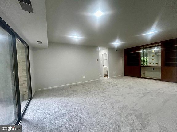 3rd image of 6001 Arlington Blvd APT 423
