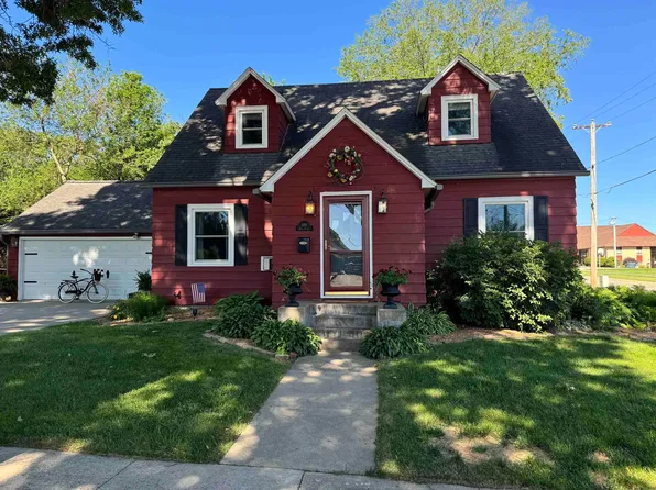 601 10th St, Grundy Center, IA 50638