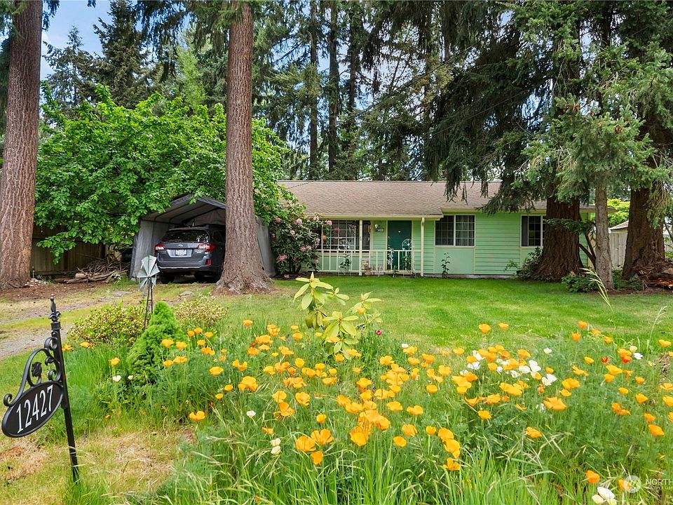 Sweet poppies and an established landscape welcome you.>