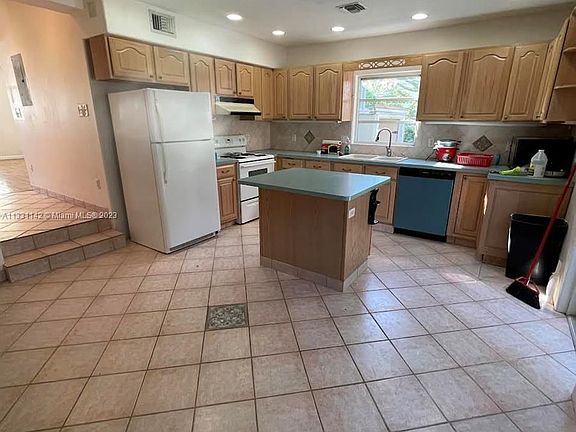 3rd image of 315 SW 12th Ct