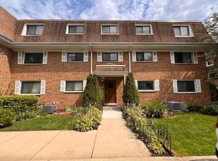 4194 Cove Ln APT A, Glenview, IL 60025