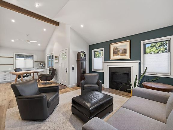 3rd image of 207 E Eucalyptus St